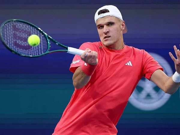 Jakub Mensik membukukan debut final turnamen Masters 1000 di Miami melawan pahlawan masa kecilnya, Novak Djokovic.