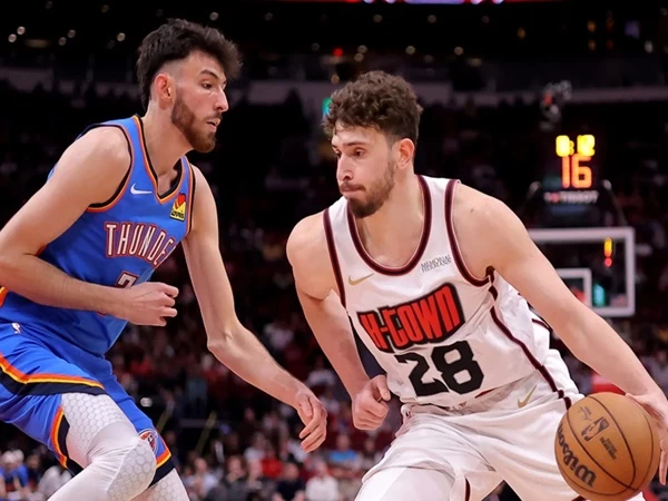 Kelemahan terbesar Oklahoma City Thunder musim lalu adalah kurangnya ukuran tubuh. Jumat malam, pemain-pemain besar Houston Rockets mendominasi bagian dalam untuk memutus rekor 11 kemenangan beruntun OKC