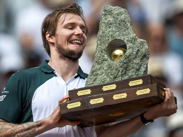 Alexander Bublik Angkat Trofi Kemenangan Di Gstaad