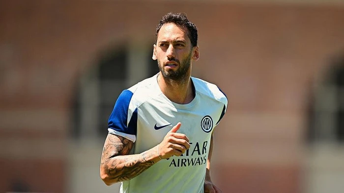 Agen Pastikan Calhanoglu Bertahan di Inter