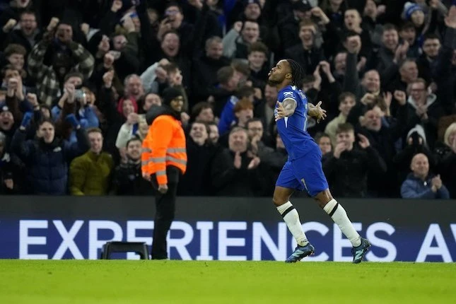 Walau Tak Bersinar di Chelsea, Sterling Tetap Jadi Incaran Mantan Pelatih Manchester United Ini